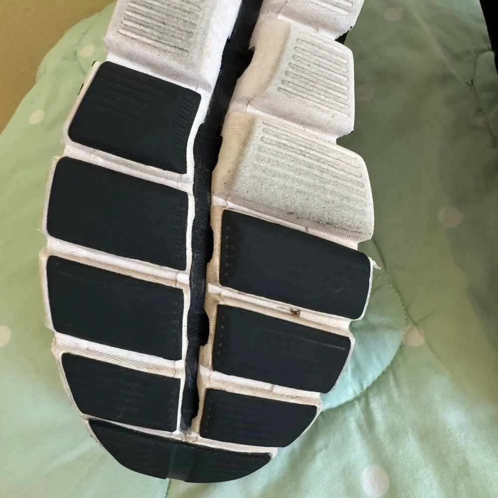 On Running Black Sneakers Womens size 8 - Picture 15 of 16